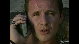 Мужик трахает на пляже кудрявую блондинку в попочку