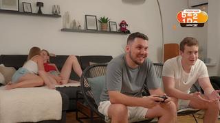 Парни играют в приставку, а их девчонки трахаются