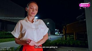 Дал в рот молодой официантке жирный член