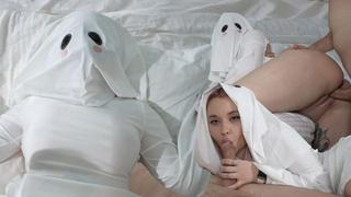 Призрак моего дома хочет забрать всю мою сперму