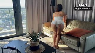 Молодая брюнеточка сильно возбуждена из-за члена своего соседа