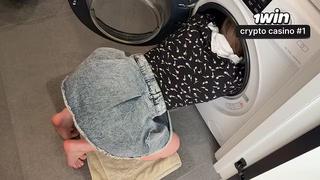 Я тоже трахнул свою сводную сестру в стиралке