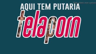 Трахает телку в попку, перед этим залив смазки в очко