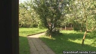 Два чувака трахнули очень старую бабулю