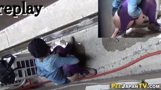 Японская шлюха ссыт на улице