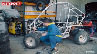 Сексуальная красотка трахается с мужиком в автосервисе