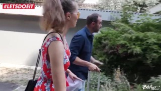 Мужик насаживает на член бабенку возле бассейна