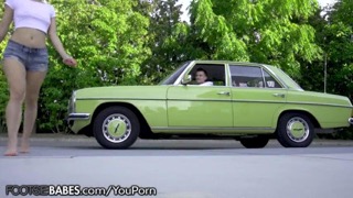 Парень трахает грудастую фут-фетишистку