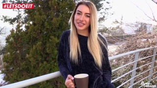Русская красавица играет со сладкой пиздой шаловливыми ручками