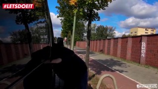 Молодуха круто проводит время с парнем в его автобусе