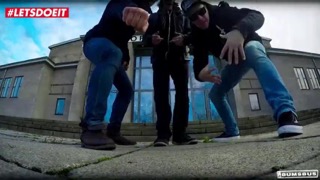 Грудастая немка активно шпилится прямо в транспорте