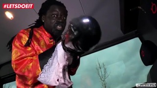 Немка визжит изо всех сил во время скачек на черном стволе