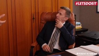 Два крупных мужика трахают похотливую брюнетку