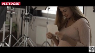 Парень в маске засаживает шикарной служанке в чулочках