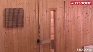 Шикарная брюнетка после тренировки трахнулась в сауне