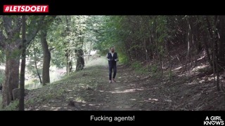 Милая блондинка занялась мастурбацией в лесу