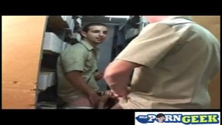 Блондинка делает минет двум мужикам в библиотеке
