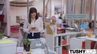 Двойное проникновение в красивую брюнеточку с большими сиськами