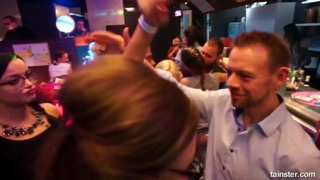 Телочки трахаются в ночном клубе