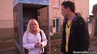 Молодой парент трахает зрелую толстушку на кровати