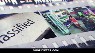 Сучка делает хороший минет охраннику магазина