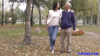 Сексуальные сучки мастурбируют друг другу киски лежа на диване