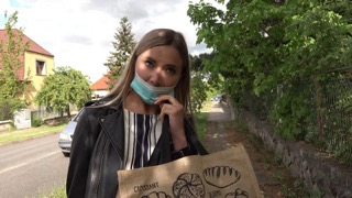 Красотка занимается извращенным сексом в машине