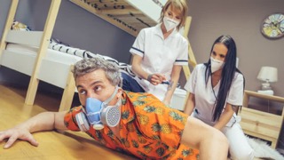 Мужик трахает двух медсестер на проверке короновируса
