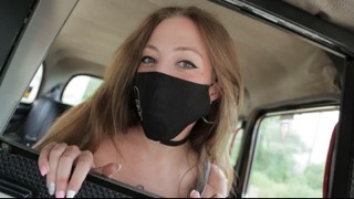 Таксист жестко трахает свою клиентку