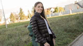 Мужик предложил красотке секс за деньги