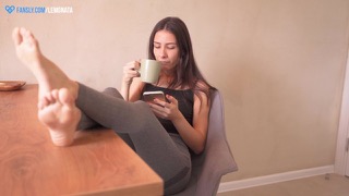 Парень трахнул свою соседку на кухне