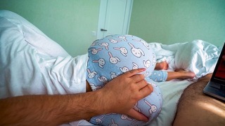 Сводная сестра помогает мне кончить