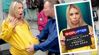Охранник трахнул очередную воровку