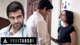 Мужик трахает официантку после рабочего дня