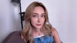Милая тяночка с веснушками трахается с первым встречным