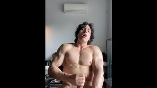 Тунисский псих дрочит свой член