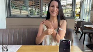 Ева кончает в ресторане от вибратора Lovense Ferri с дистанционным управлением