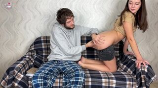 Сводная сестра попросила сводного брата сделать массаж, и он начал трогать мою киску, но мне понравилось! Оргазм
