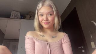 Миниатюрная школьница в чулках мастурбирует тугую киску