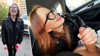 Рыжая красотка делает горячий минет в такси