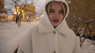 Делаю незнакомцу минет в подъезде