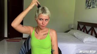 Эксклюзивное видео! Бетси бреет голову