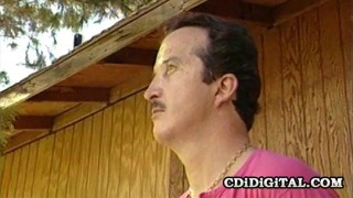 Блондиночка сосет небольшой член мужика на свежем воздухе