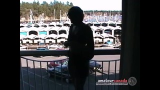 Брюнеточка с небольшой грудью мастурбирует киску лежа на диване