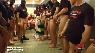 Мужики жестко пускают по кругу хрупкую маленькую блондиночку