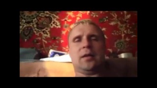 Сучка сосет член своему мужу стоя на коленках
