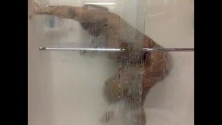 Черная толстушка снимает на камеру, как принимает душ