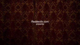 Мужик трахает бомбезную соску у себя дома за приличные бабки