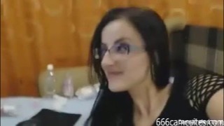 Очкастая сучка с отличной фигурой пихает в свой сладкий зад секс игрушку