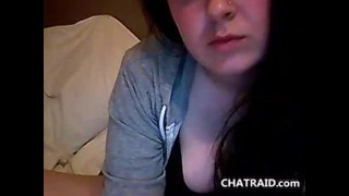 Сучка снимает на камеру, как она делает себе приятно самотыком